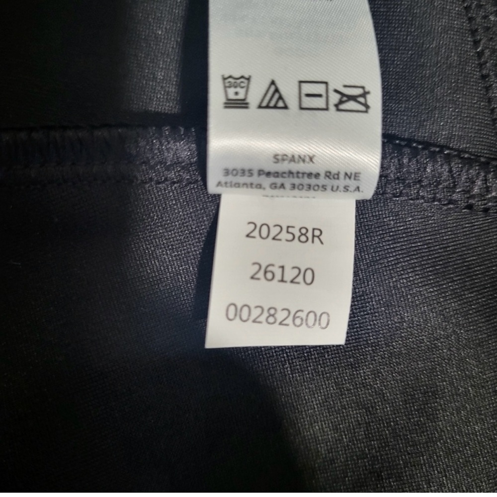 Assets By Spanx Faux Leather Leggings Size 1X. Black 30” Inseam. Elastic Waist - Picture 11 of 15